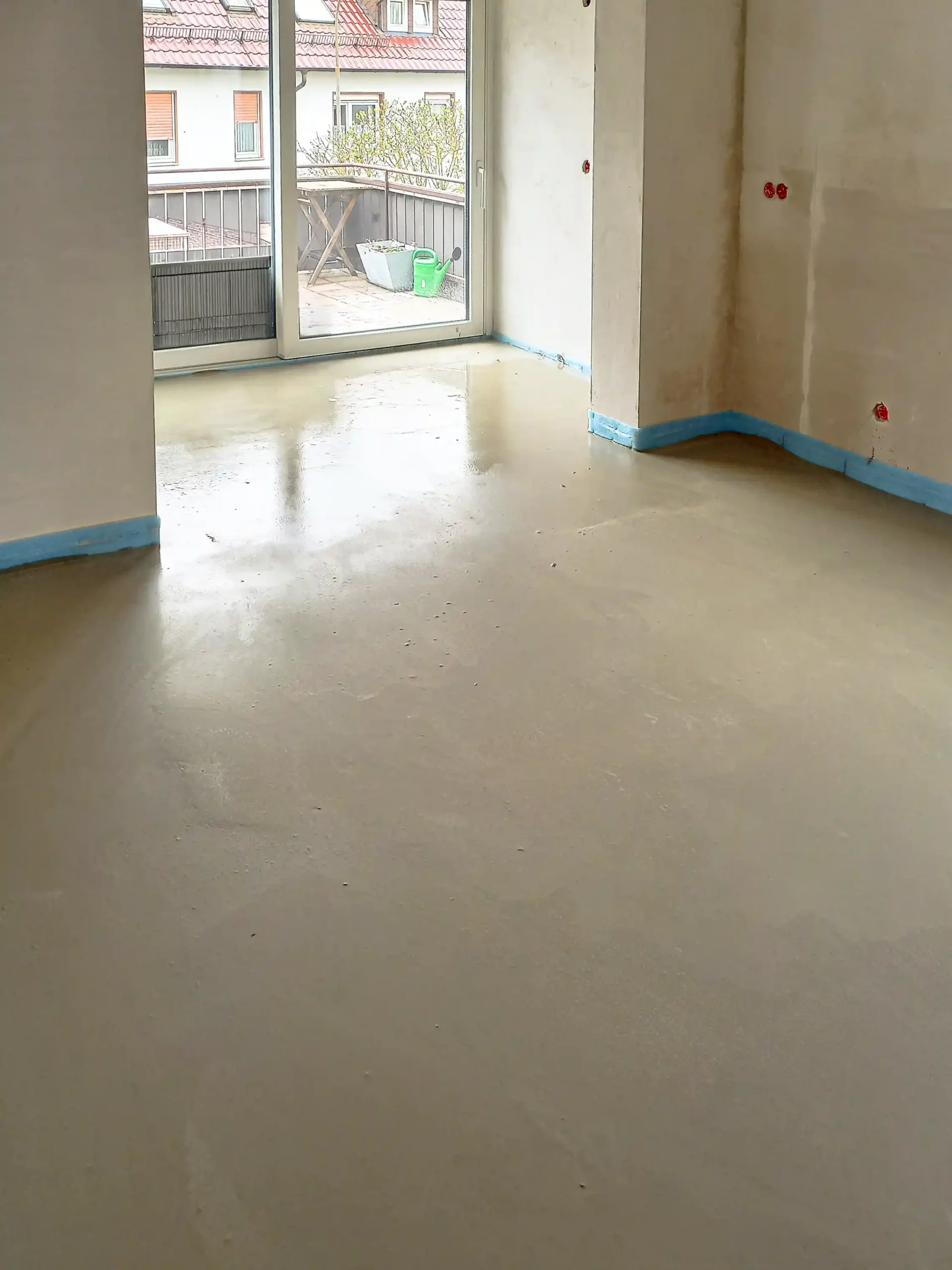 Frisch vergossene Ausgleichsmasse in einer Küche in Rotenburg an der Fulda/Andre Franz Bau