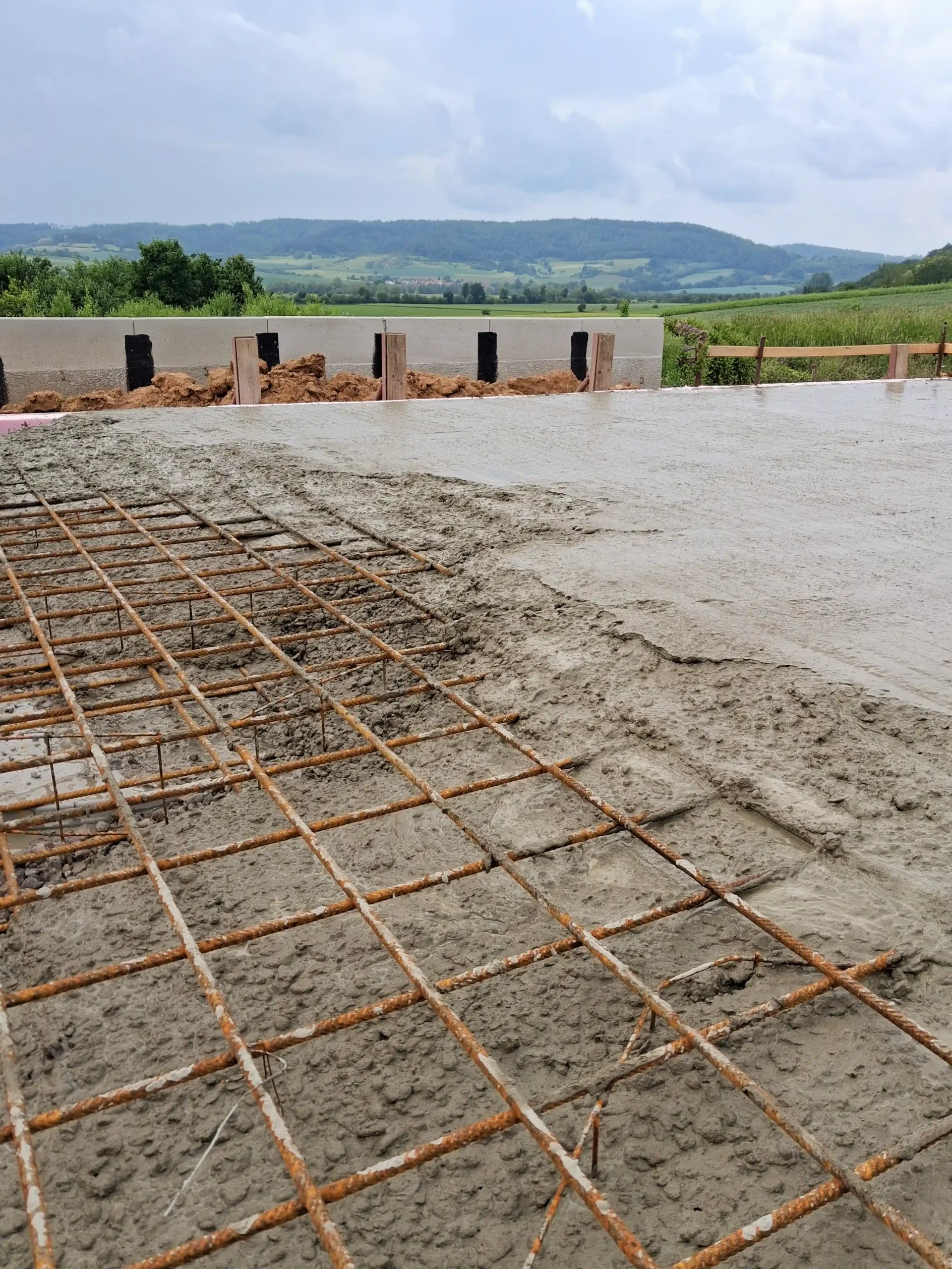 Fachgerechte Betonarbeiten und Verlegen der Bewehrung für eine Bodenplatte in Alheim-Heinebach - durch André Franz Bau.