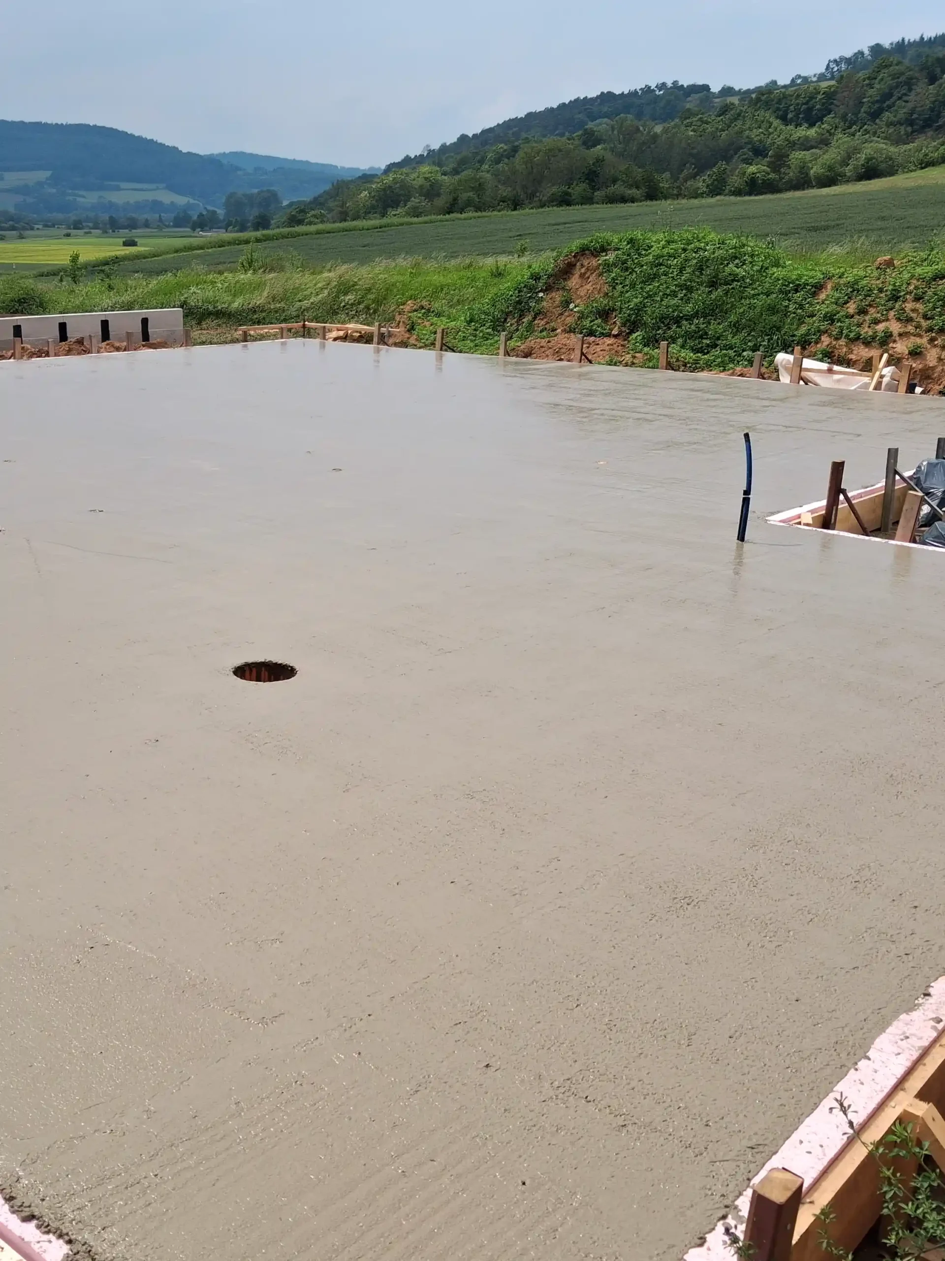 Frisch betonierte und abgezogene Bodenplatte für ein Bauprojekt in Alheim-Heinebach – durch Andre Franz Bau