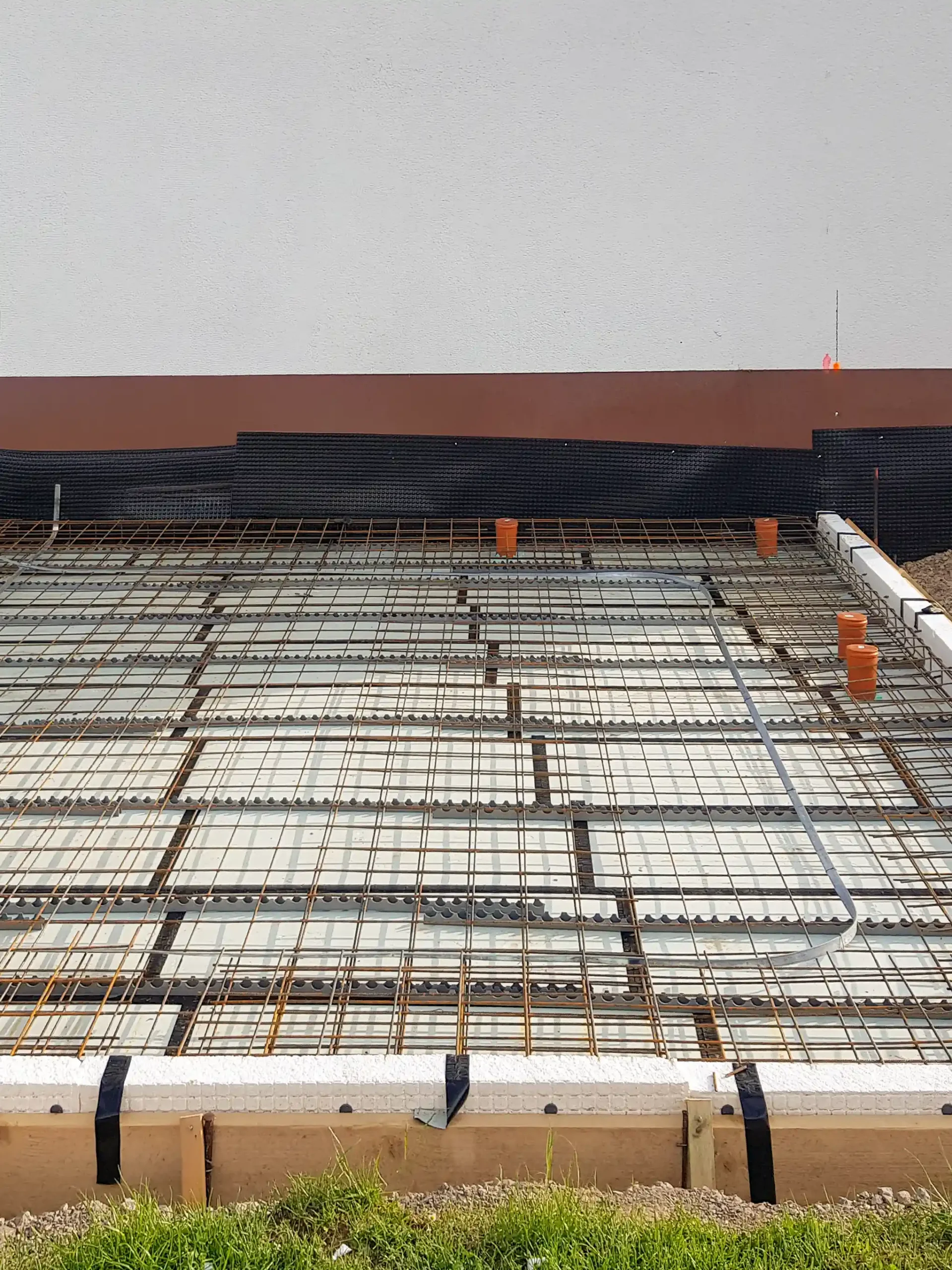 Vorbereitung der Betonierung: Bewehrungsstahl und Körbe für eine statisch sichere Bodenplatte in Rotenburg-Lispenhausen - durch André Franz Bau