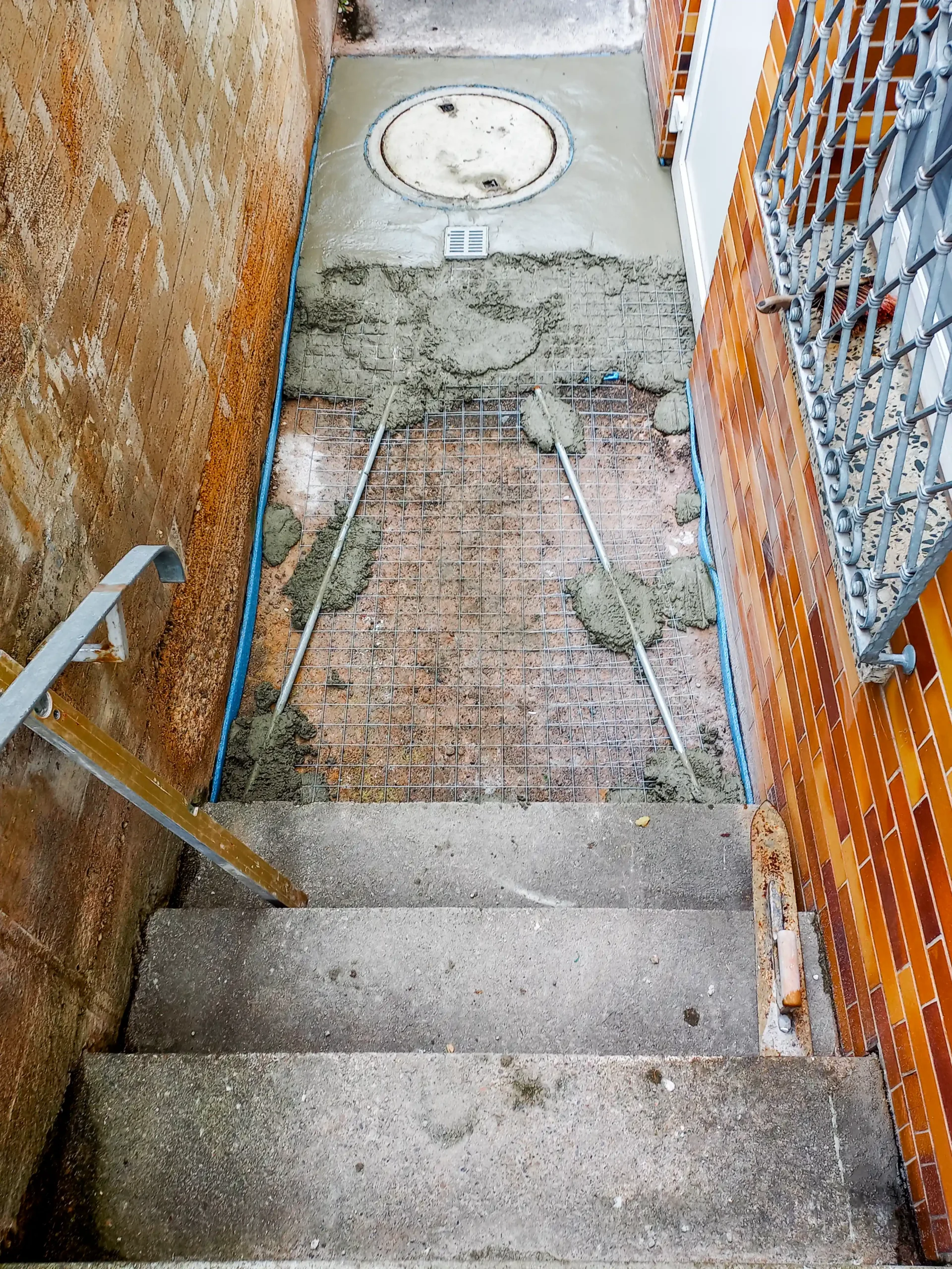 Estricharbeiten im Außenbereich mit Bewehrungsmatten und integriertem Kanalschacht in Nentershausen – durch André Franz Bau