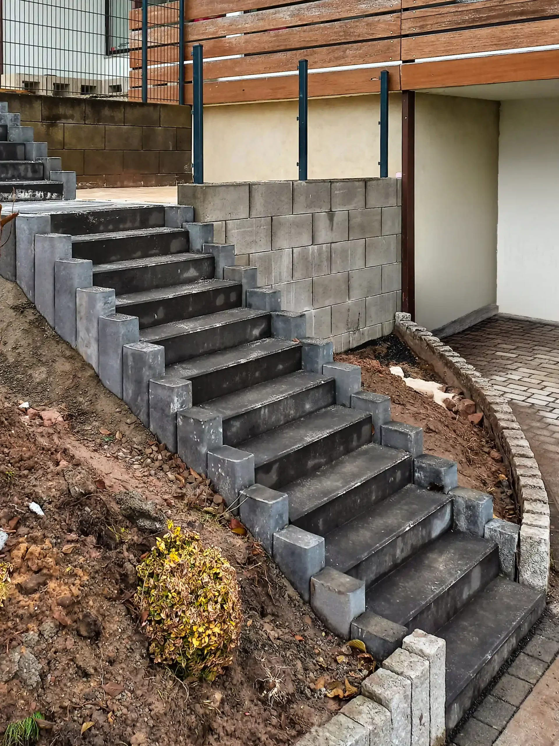 Fachgerechter Bau einer Gartentreppe aus Blockstufen und Palisaden zur Hangsicherung in Rotenburg-Lispenhausen - durch André Franz Bau