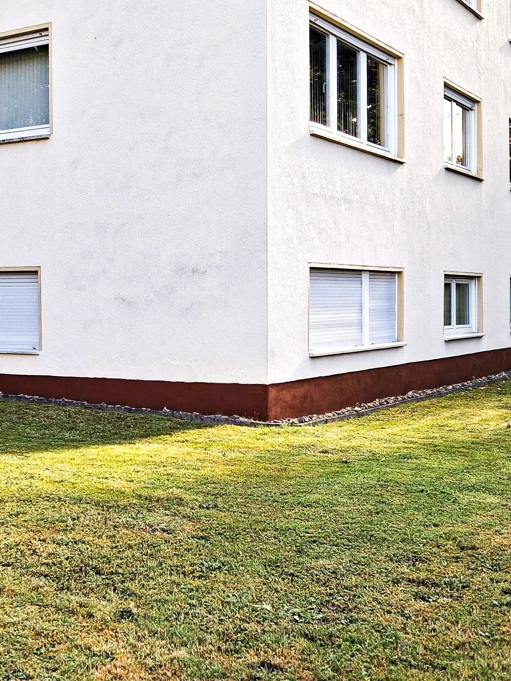 haussockel_fertig_bebra Vollständig sanierter und frisch gestrichener Haussockel an einem Wohnhaus in Bebra - durch André Franz Bau
