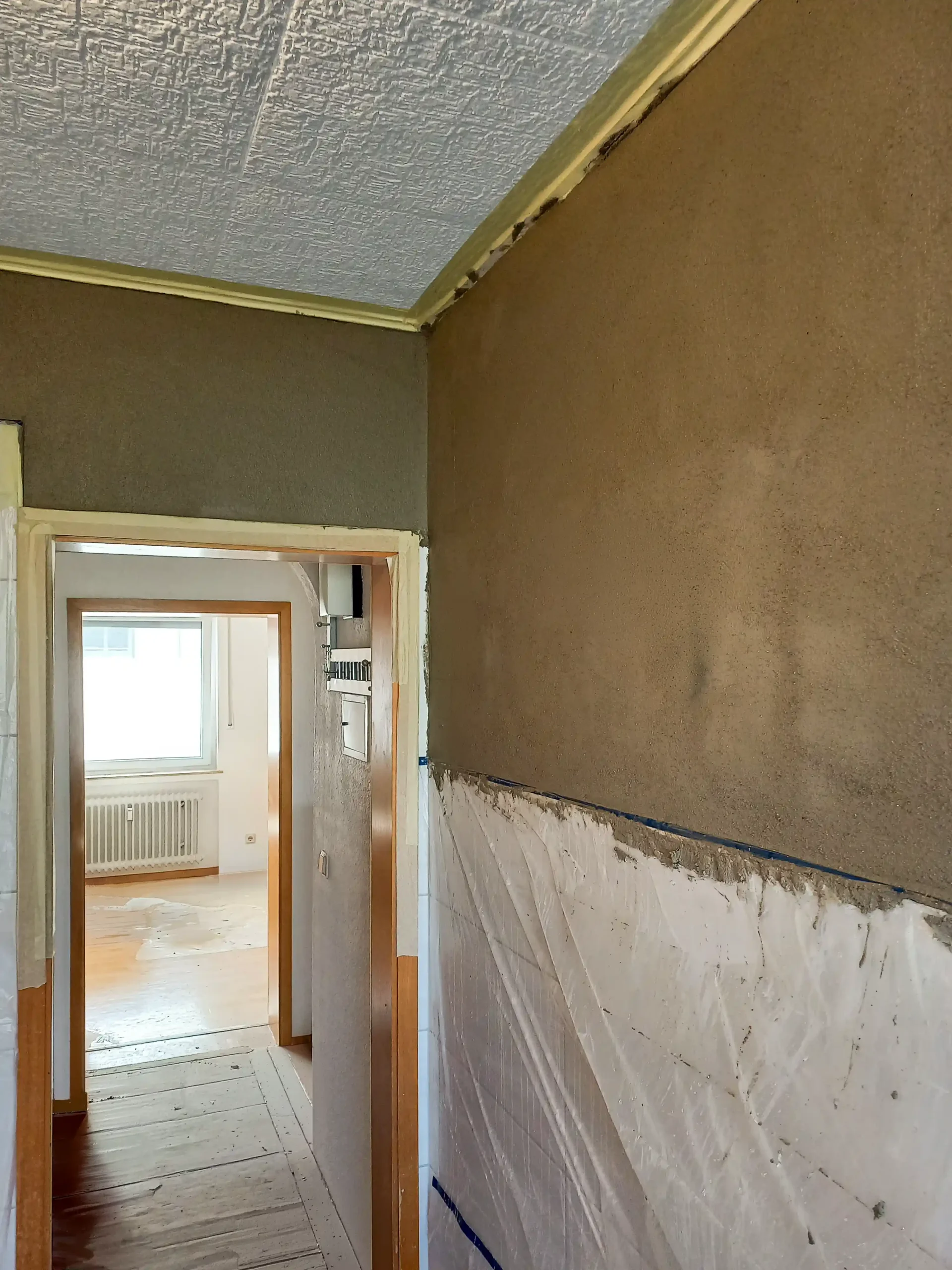 Wandverputzung und Sanierungsvorbereitung in einem Altbau in Allheim Heinebach/André Franz Bau