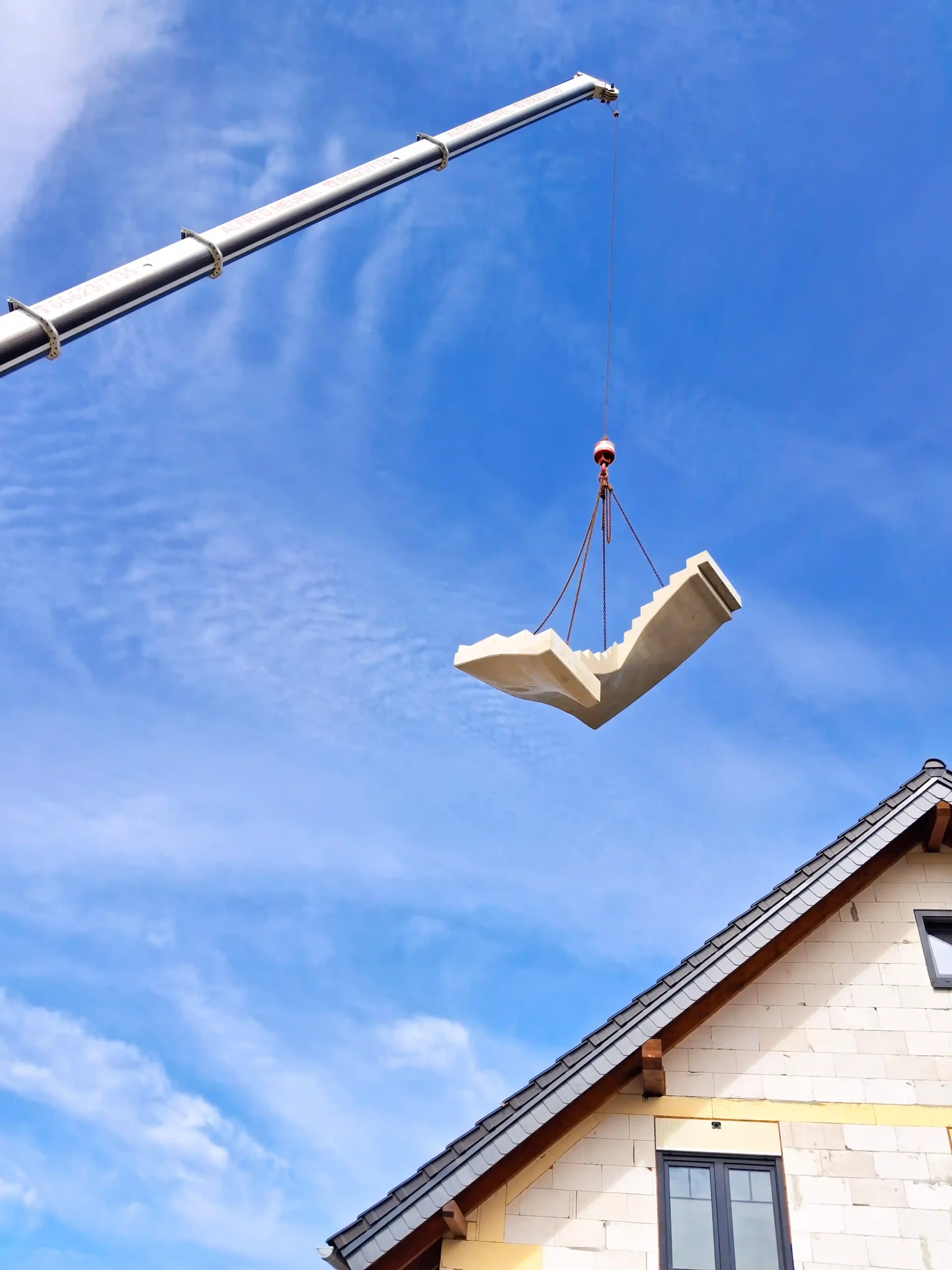 montage_fertigtreppe_beton_Alleiheim-Heinebach Rohbau-Logistik: Einheben eines massiven Treppenelements aus Beton in Alheim-Heinebach - durch André Franz Bau