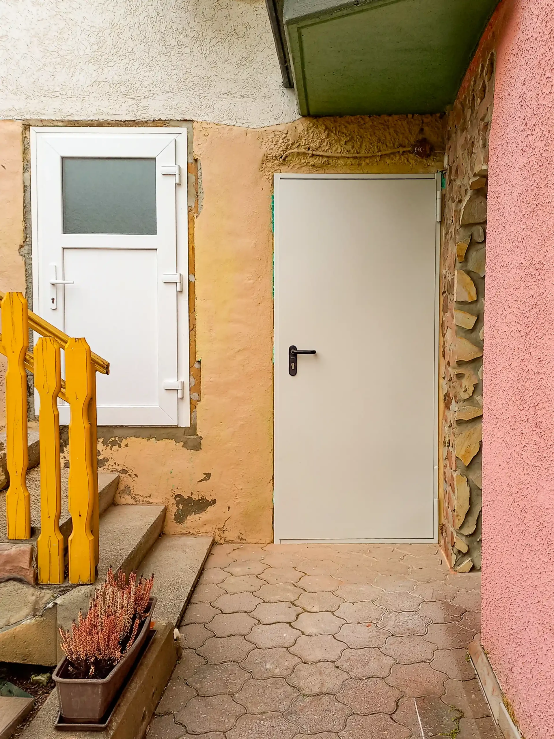 Fachgerechter Einbau von einer Kunststoff-Hauseingangstür und einer Stahltür mit Zargenbeiarbeitung bei einem Umbau in Bebra-Solz – durch André Franz Bau