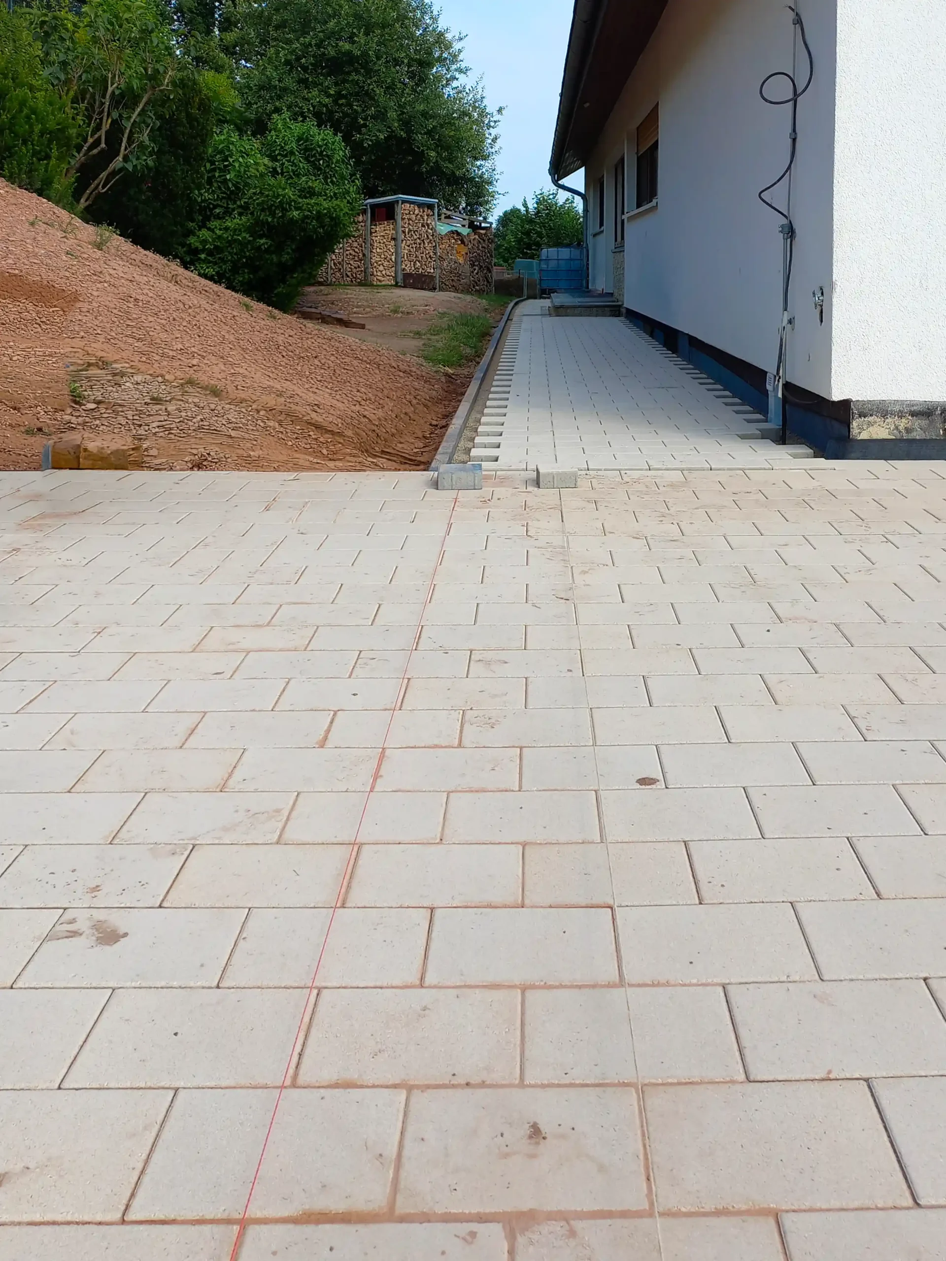 Fachgerechtes Verlegen von Pflastersteinen für eine Hofeinfahrt und einen Gehweg in Rotenburg an der Fulda - durch André Franz Bau