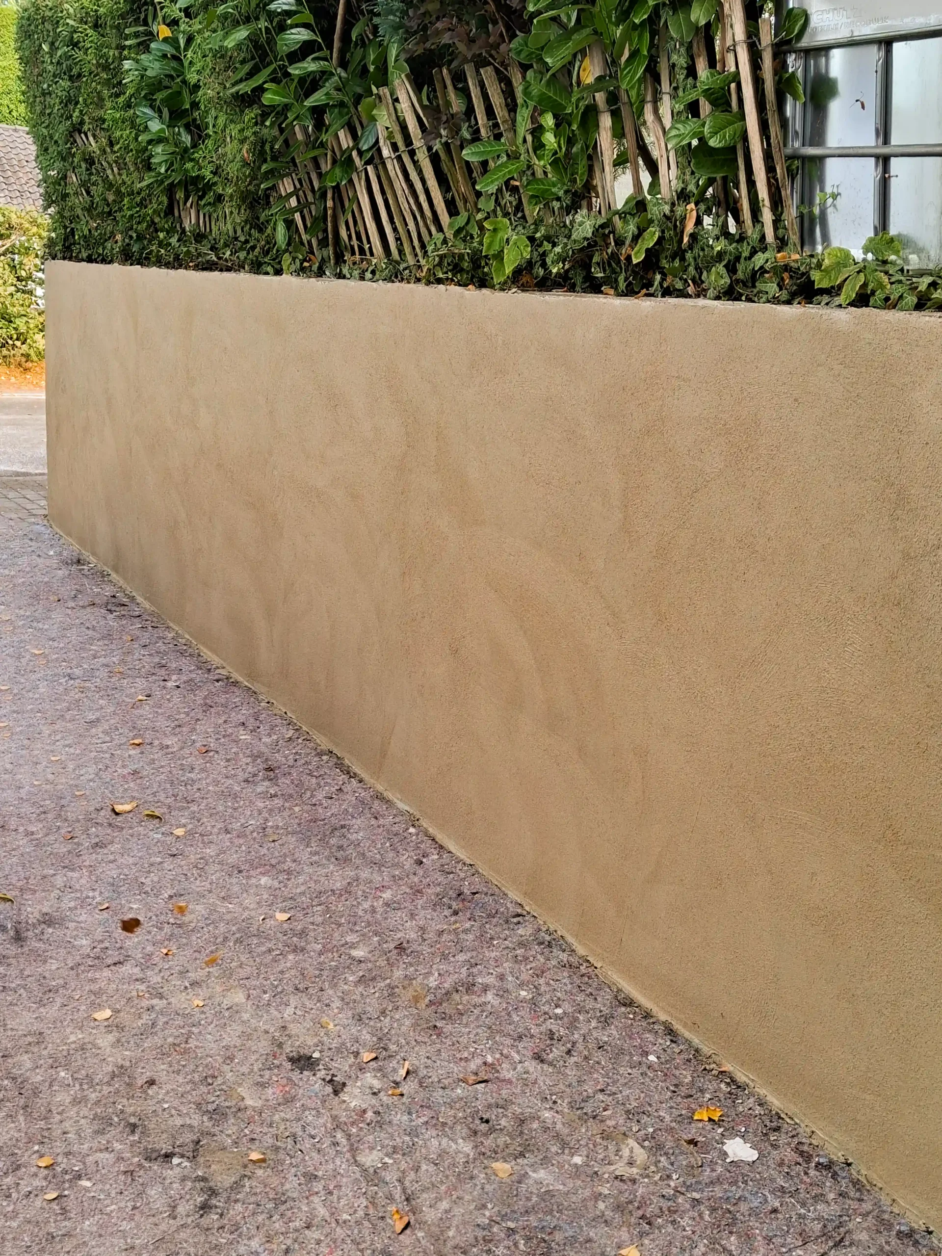 reparatur_stützmauer_rotenburg-brach Sanierte und frisch verputzte Stützmauer im Außenbereich – Fachgerechte Oberflächengestaltung in Rotenburg-Braach - durch André Franz Bau