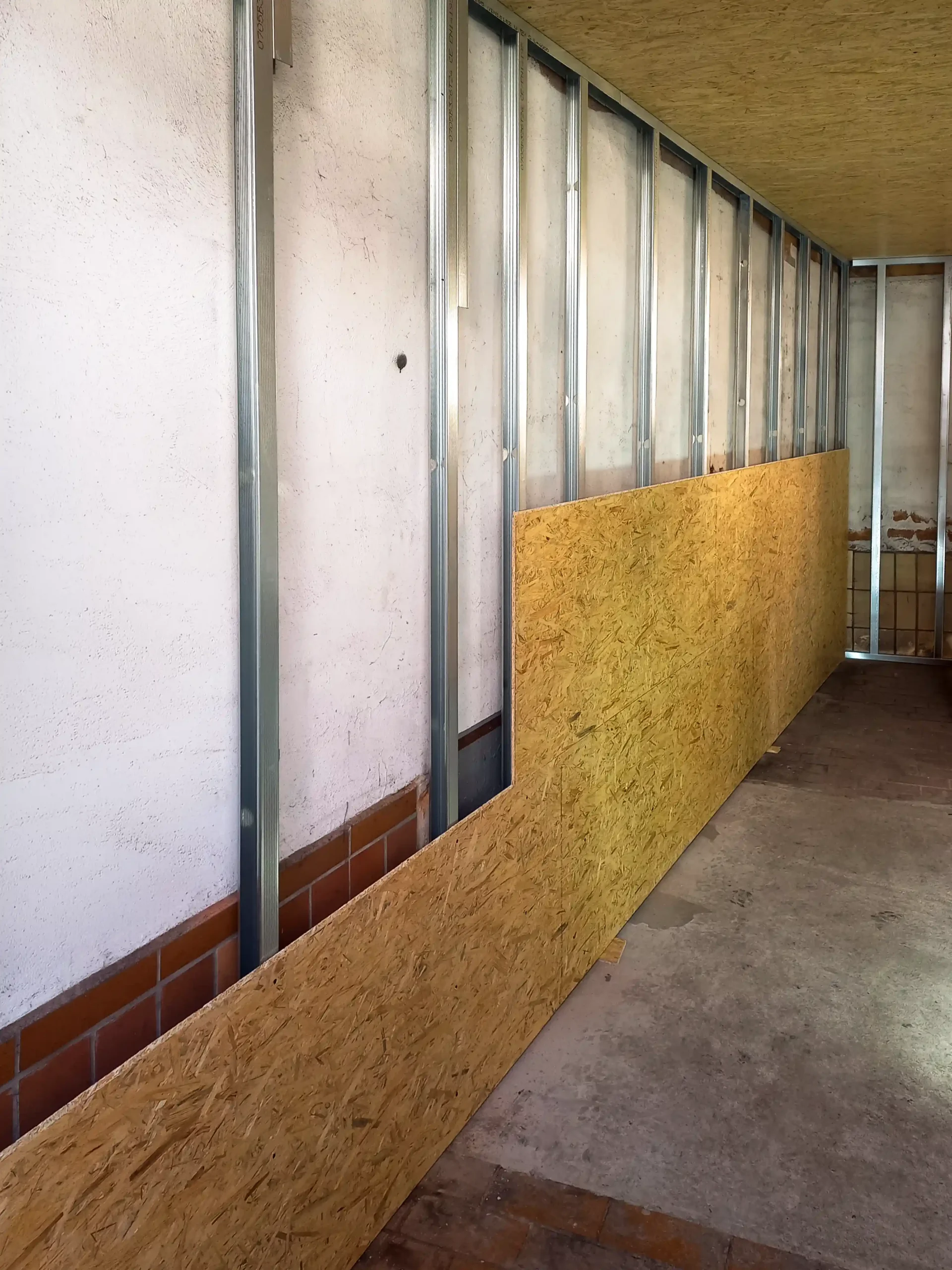 Stabile Metallständer und OSB-Beplankung für neue Trockenbuawände und Decken in Bebra-Soz/André Franz Bau