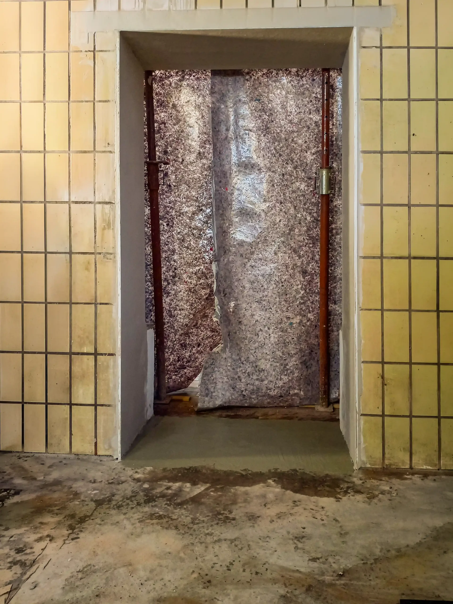 Türöffnung in gefliester Wand nach statischer Sicherung, inklusive glatt verputzter Kanten in Bebra Solz - durch André Franz Bau