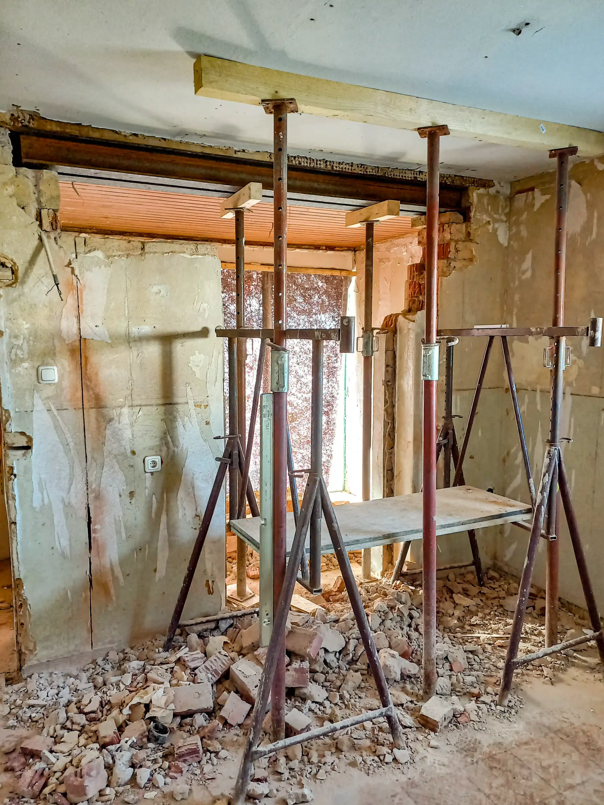 Statisch gesicherter Wanddurchbruch in einem Altbau in Rotenburg-Lispenhausen mit eingebautem Stahlträger und Baustützen – durch Andre Franz Bau